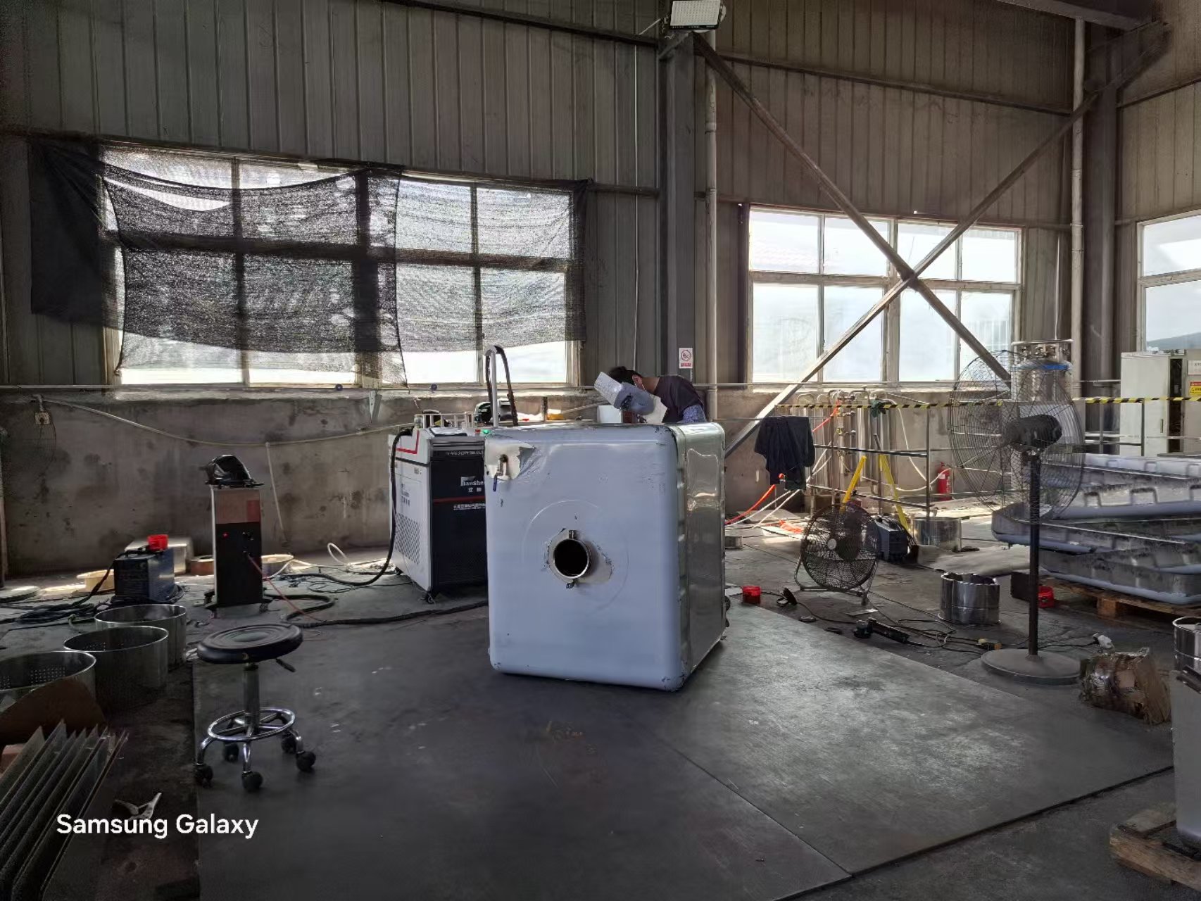 车间一角_不锈钢吨桶焊接