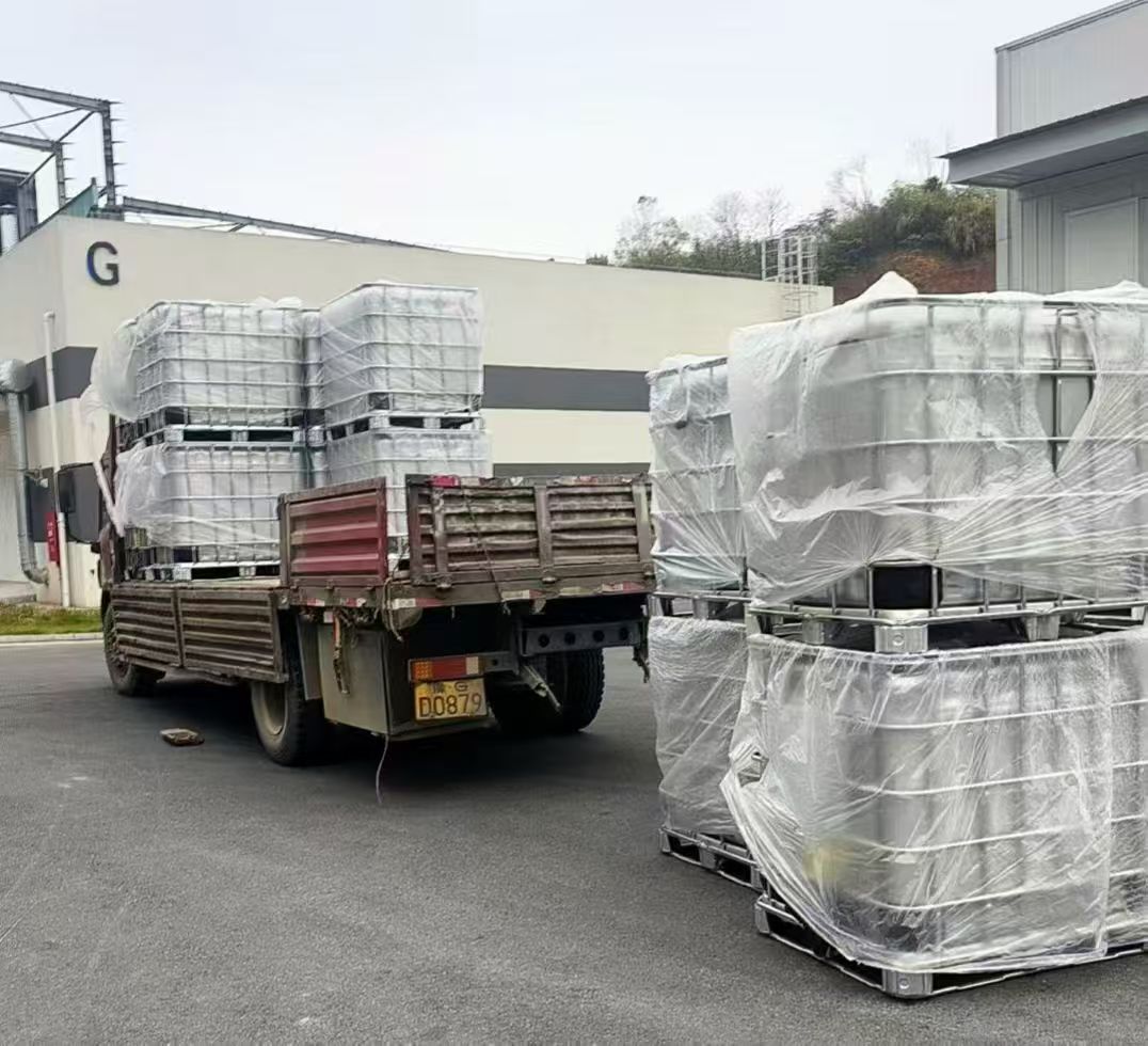 客户工厂不锈钢吨桶卸货